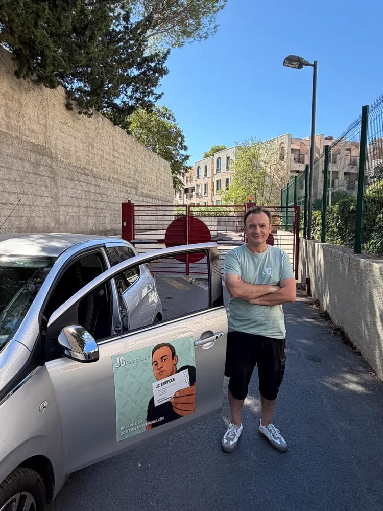Christophe Joly, gérant de JC Services, devant son véhicule à Montpellier