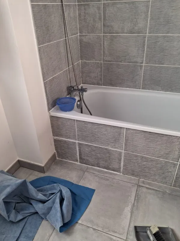 Salle de bain rénovée et nettoyée par JC Services
