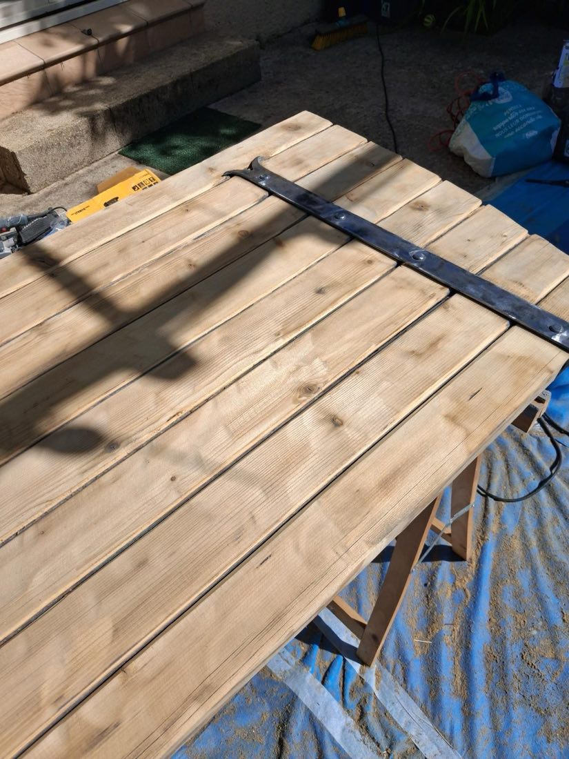 Peinture de volets en bois avant travaux